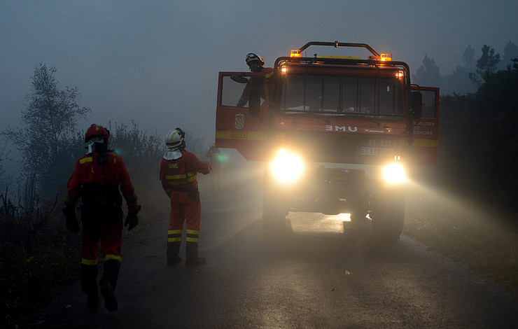 Membros da UME loitan contra o lume en plena vaga de incendios en outubro en Galicia 