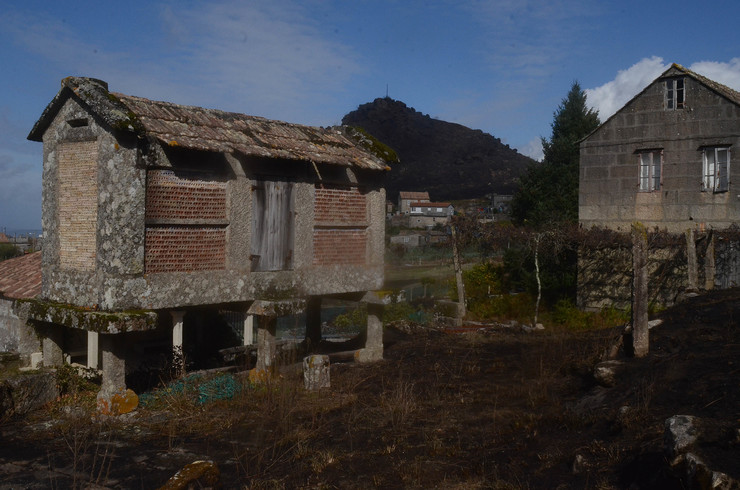 Leira queimada en Chandebrito (Nigrán), co Monte do Castro ou Das Cruces de fondo tamén calcinado, tras os devastadores lumes que arrasaron esta zona e boa parte de Galicia en pleno outubro 
