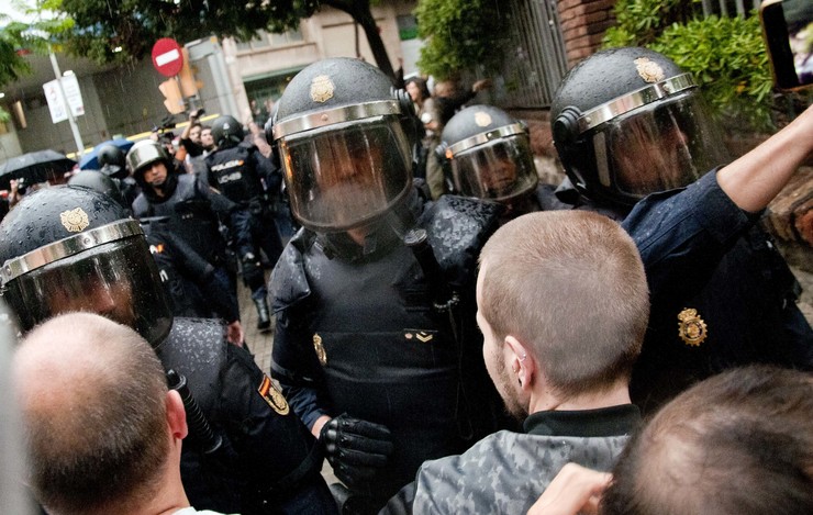 Incidentes entre antidisturbios e manifestantes durante o referendo de independencia de Cataluña