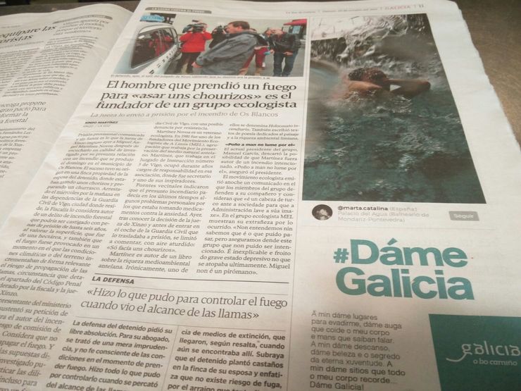 Exemplar de La Voz de Galicia no que comparten a mesma páxina publicidade de Turismo da Xunta e unha noticia da detención dun home por queimar accidentalmente menos dunha hectárea da súa leira, primeiro arrestado en relación á vaga de lumes que asolou Galicia.