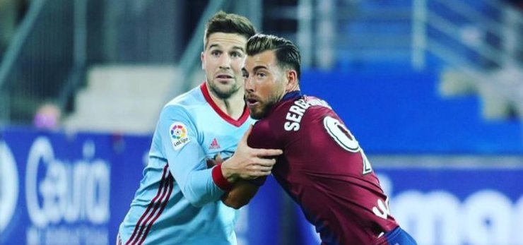 Fontas pelexa pola posición con Sergi Enrich. / @SDEibar