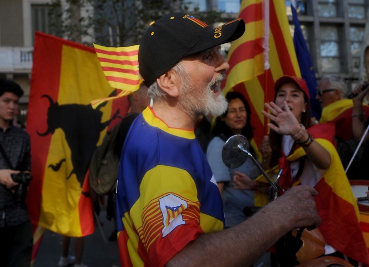 Unha persoa vestido coas cores independentistas catalanas na manifestación unionista de Cataluña / Miguel Núñez Un independentista na manifestación unionista en Barcelona trala declaración de independencia de Cataluña proclamada no Parlament o 27 de outubro de 2017 / Miguel Núñez
