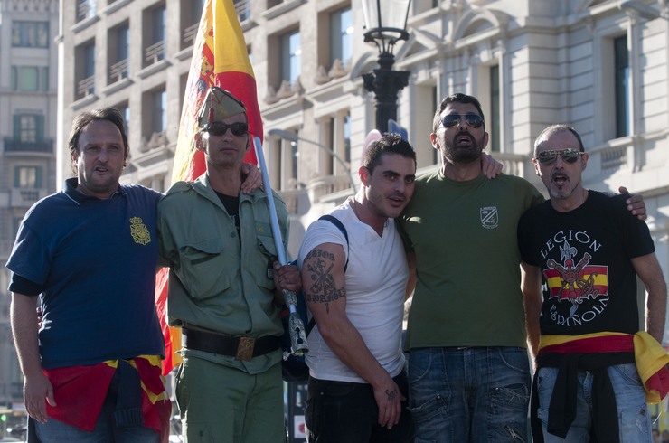 Persoas con camisiteas do Exército español, da Lexión ou da Policía na manifestación a prol da unidade de España en Barcelona / Miguel Núñez