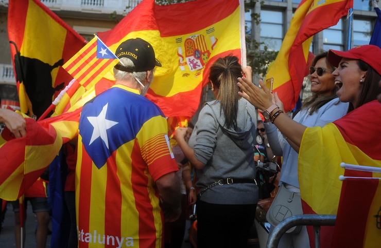 Un home con bandeira e camiseta independentista na manifestación a prol da unidade de España de Barcelona 