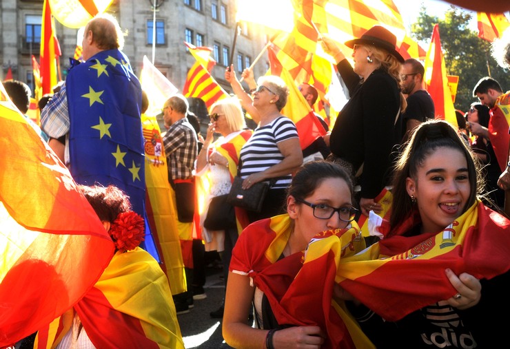 Unhas mozas bican a bandeira de España na manifestación a prol da unidade de España na capital de Cataluña / Miguel Núñez Manifestación unionista en Barcelona trala declaración de independencia de Cataluña proclamada no Parlament o 27 de outubro de 2017 / Miguel Núñez