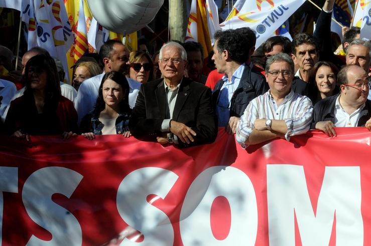 Miquel Iceta e históricos do PSC, como Josep Borrel, na manifestación a prol da unidade de España de Barcelona 