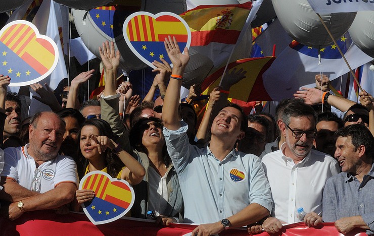 Inés Arrimadas, Albert Rivera e José Manuel Villegas, de Ciudadanos, na manifestación unionista en Barcelona trala declaración de independencia de Cataluña proclamada no Parlament o 27 de outubro de 2017 