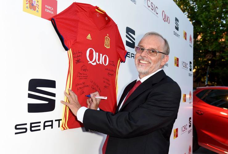 O profesor e investigador galego Antonio Figueras asina a camiseta da Selección Española da Ciencia 2017 