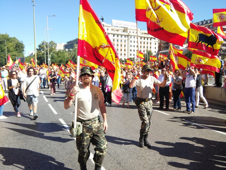 Lexionarios desfilan aclamados na concentración na Plaza de Colón en Madrid pola unidade de España e contra o referendo catalán 