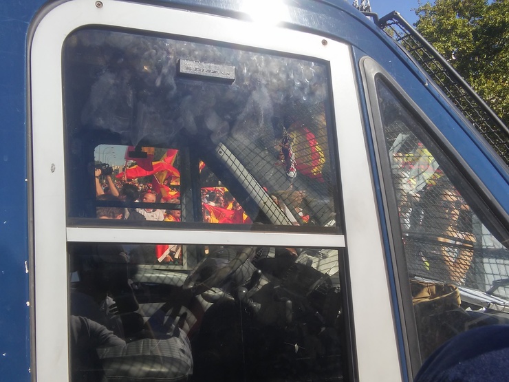 Ultranacionalistas españois, trala barreira policial creada na Plaza de Cibeles en Madrid para protexer os manifestantes a prol do diálogo e do entendemento no conflito catalán 