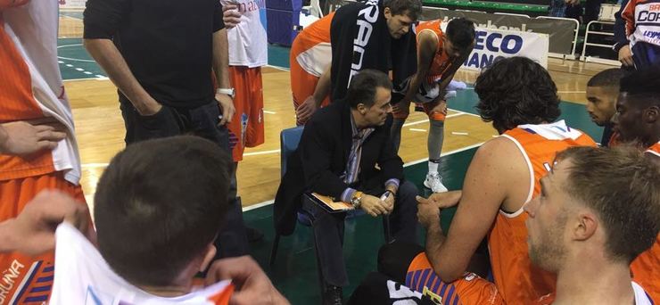 Gustavo Aranzana dá instrucións os seus en Cáceres. / @Caceres_Basket