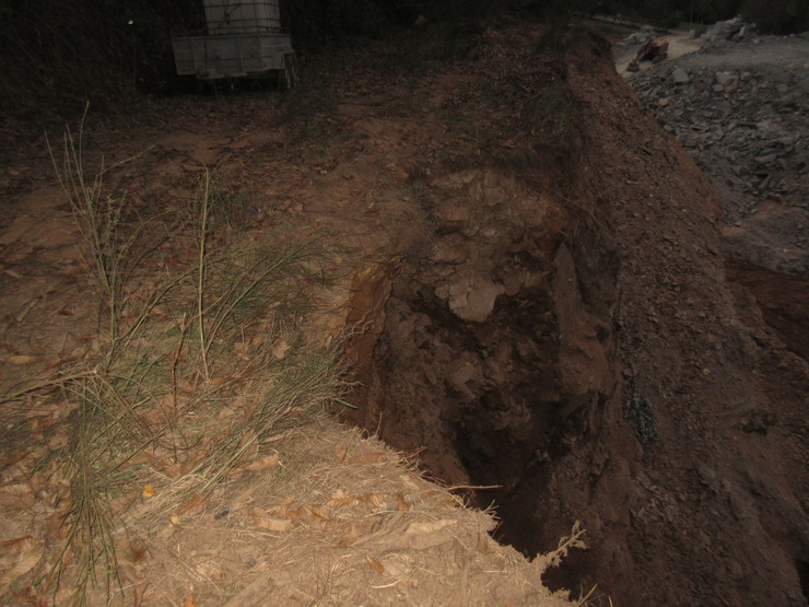 A actividade dunha louseira en Mondoñedo está causando derrubes que poden provocar graves accidentes