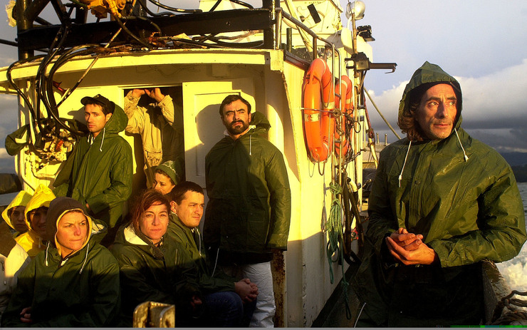 Voluntarios desprázanse en barco a limpar o chapapote do 'Prestige' 