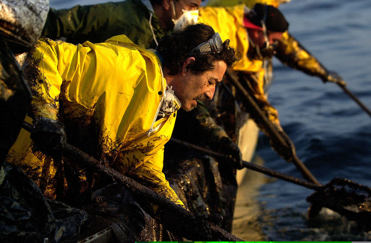 Voluntarios limpan do mar chapapote do 'Prestige' 