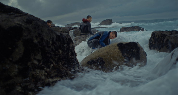 Imaxe do documental de Manuel Logar Entre a onda e a rocha, sobre a vida dos perceberios despois do Prestige