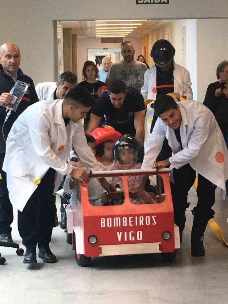 Os bombeiros de Vigo nunha acción solidaria cos nenos hospitalizados 