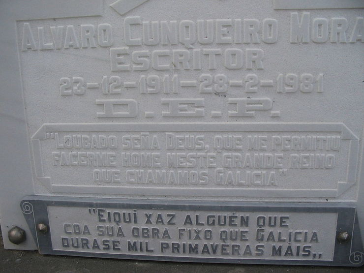 A tumba de Álvaro Cunqueiro, cunha lápida en galego / Galipedia