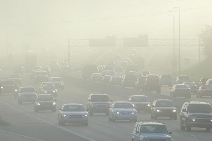 Atasco baixo unha nube de contaminación