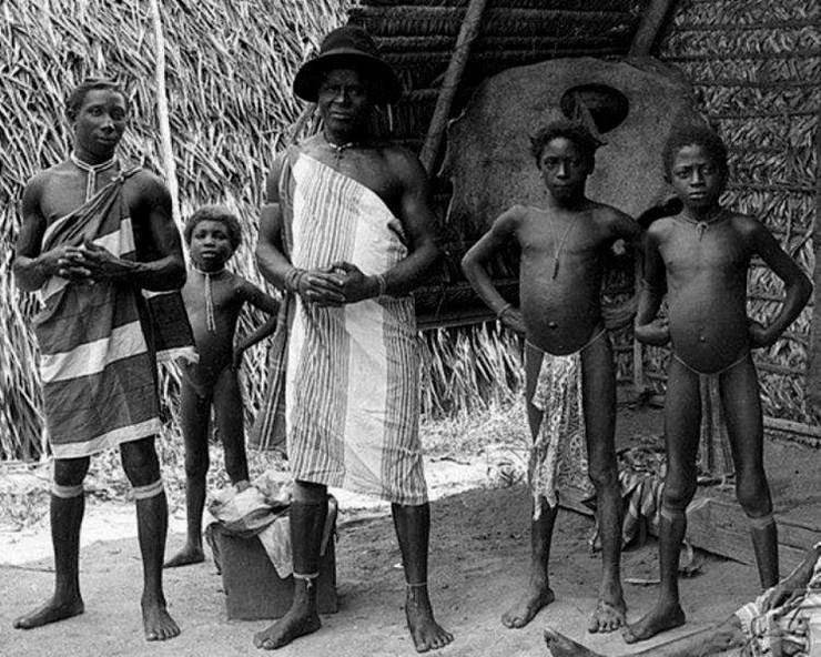 Poboación negra en Surinam, en 1915, descendente dos escravos africanos / histclo.com.
