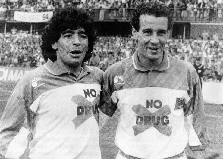 Maradona e Julio Alberto nun partido contra as drogas