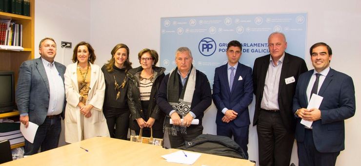 Os representantes da plaforma, cos deputados do PP no Parlamento. / GC