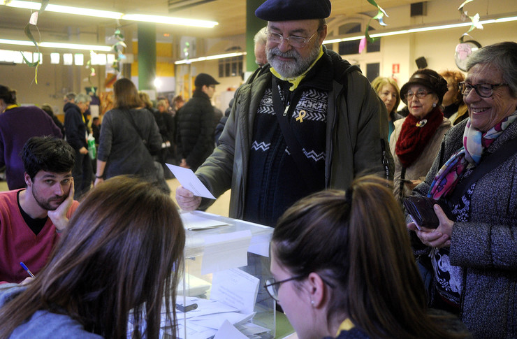 Masiva participación en Barcelona, na decisiva xornada de eleccións autonómicas en Cataluña, o 21 de decembro de 2017, trala declaración de independencia e a aplicación do artigo 155 da Constitución 