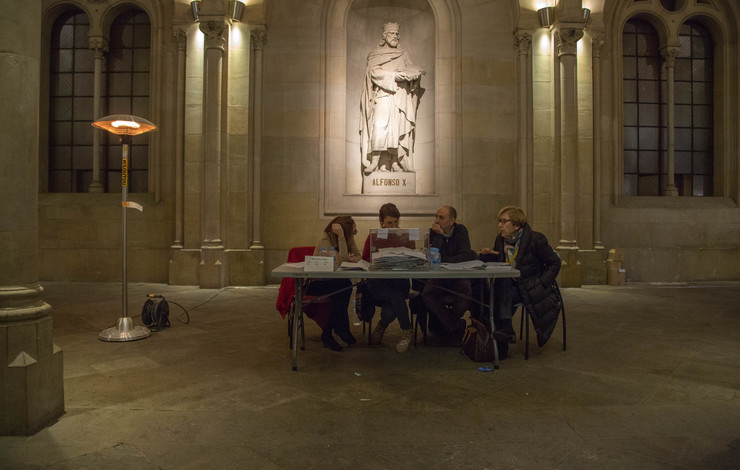 Unha das mesas electorais nos comicios de Cataluña do 21D 