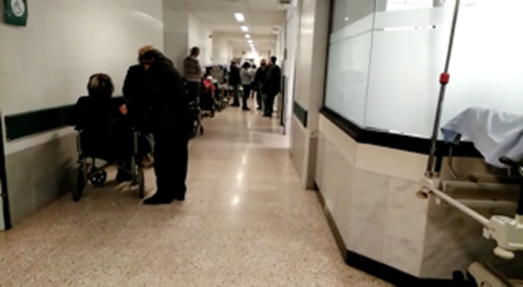 Pacientes agardando a ser atendidos, nos corredores de Urxencia do Complexo Hospitalario Universitario de Santiago (CHUS).