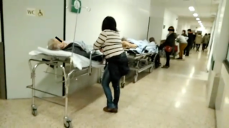Pacientes ciscados nos corredores de Urxencias do CHUS en Santiago ante o colapso sanitario 
