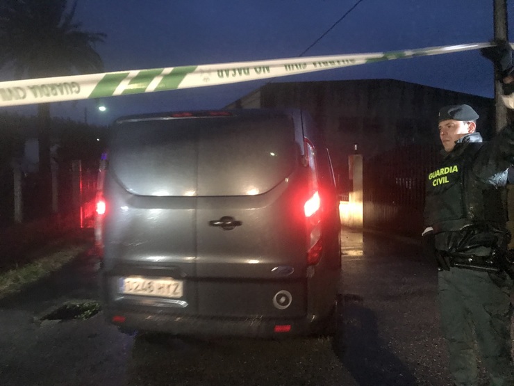 O coche fúnebre que transporta os restos mortais de Diana Quer 