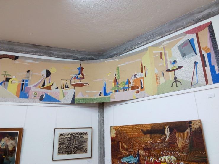 Imagen de un mural de Lugrís con humedades en el Museo Maside 