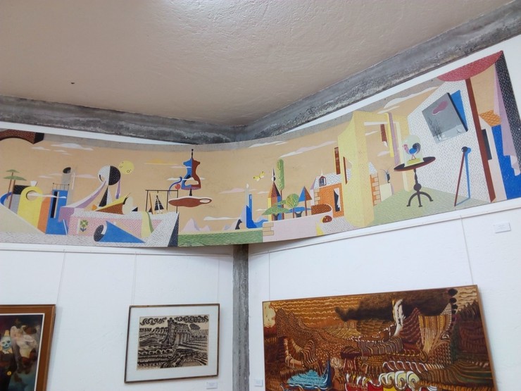 Imagen de un mural de Lugrís con humedades en su parte inferior / Europa Press