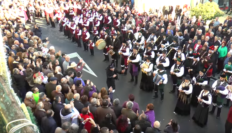 A Rondalla Santa Eulalia de Mos interpreta o 'Thunderstruck' de AC/DC / Redondela TV.
