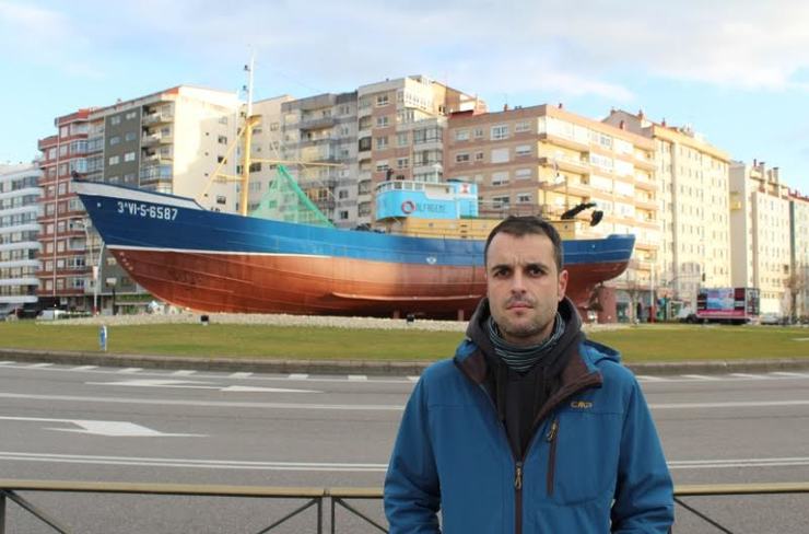 Diego Lores diante do barco de Alfageme, na rotonda de Coia, que foi o motivo do seu encausamento 