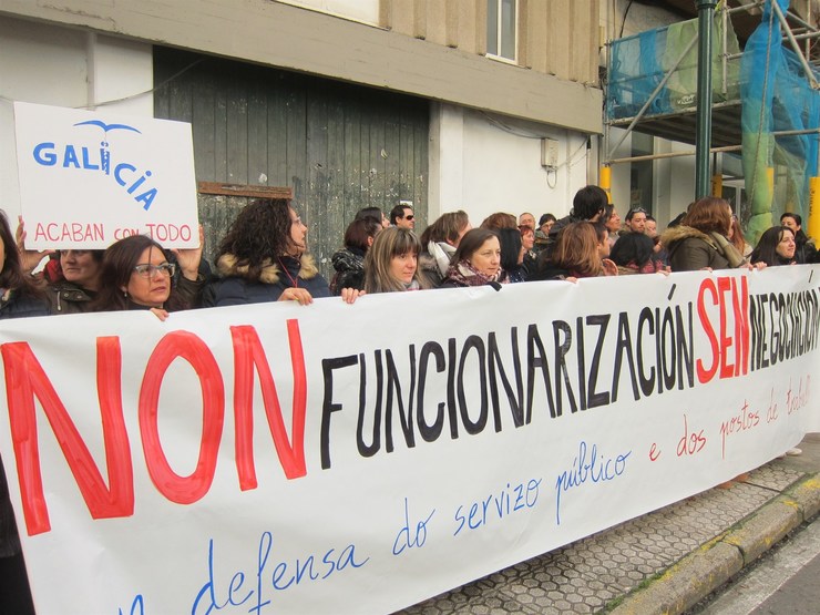 Traballadores da área de Política Social da Xunta protestan fronte ao Parlamento galego contra o "ERE encuberto" / Europa Press.