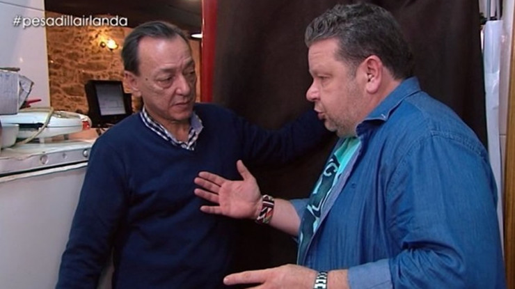 Un dos propietarios do restaurante Irlanda, de Ferrol, con Alberto Chicote no programa Pesadilla en la Cocina, que emite La Sexta