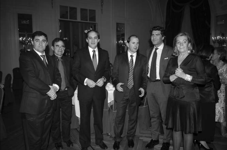 Figueroa e Louzán no centro deste grupo durante a cea no Ritz pagada pola Deputación en 2008 