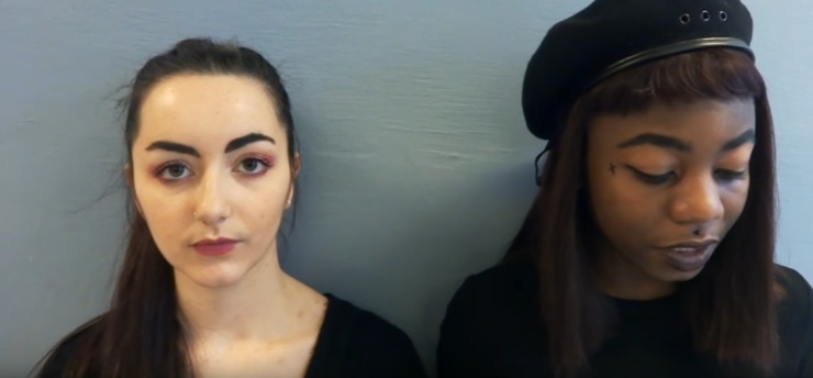 Dúas alumnas do lectorado de galego da Sorbona de París recitan a Rosalía de Castro / Youtube de Ánxela Lema París.