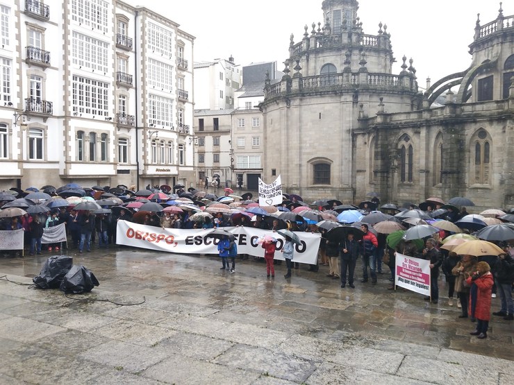 Medio milleiro de persoas manfiestase fronte ao Bispado de Lugo para pedir a volta do cura das parroquias de Friol e Guitiriz / EP