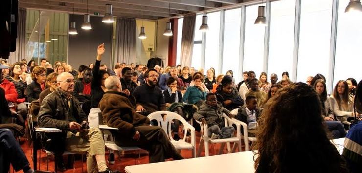 Público durante a charla sobre o racismo no Ágora da Coruña 