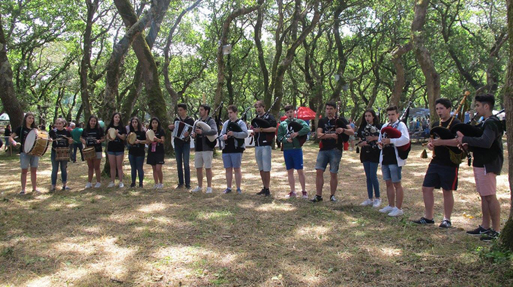 O último domingo de xuño célebrase na Carballeira de Baio unha festa de merendas organizada pola asociación cultural Adro 