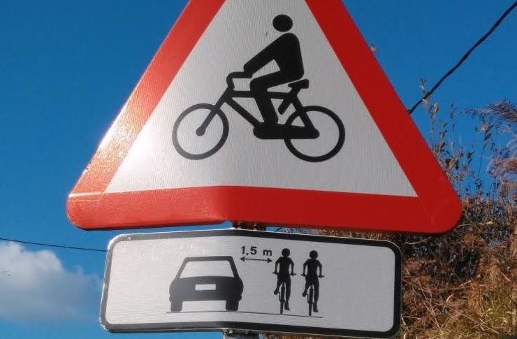 Sinais advertindo da presenza de ciclistas nas estradas 