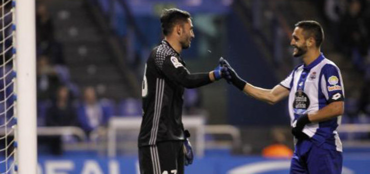 Saúdo entre Florin Andone e Antonio Adán nun intre do partido. 