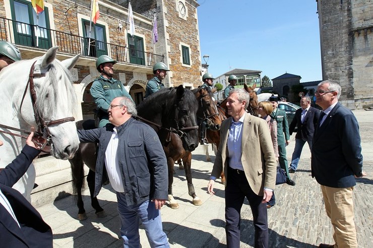 O vicepresidente da Xunta, Alfonso Rueda, o delegado do Goberno en Galicia, Santiago Villanueva, e a directora de Turismo de Galicia, Nava Castro, presentan o operativo especial de seguridade no Camiño de Santiago para a Semana Santa 