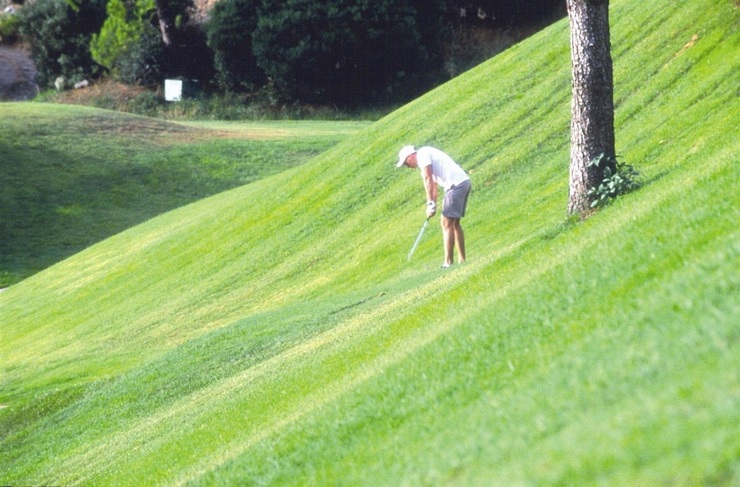 Golfista nun campo de golf