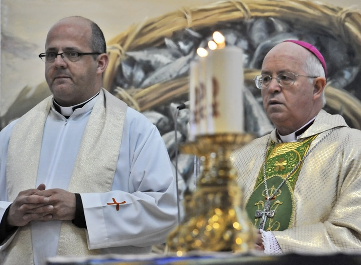 Eduardo Prado, á esquerda, o novo párroco que revoluciona a igrexa de Santa Comba,xunto co arzobispo de Santiago, Julián Barrio 