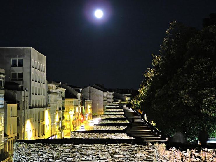 Imaxe nocturna da muralla de Lugo / Guido Álvarez.