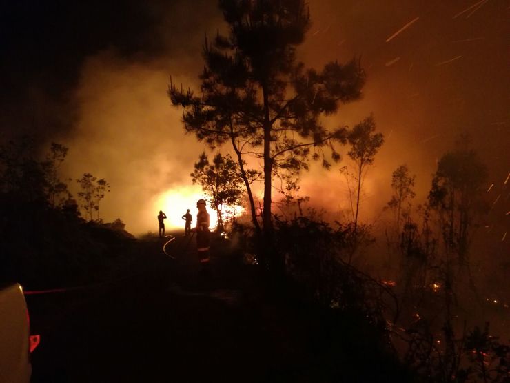 Axentes medioambientais mobilizados para controlar incendios en Boiro 