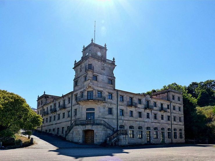 Un dos edificios da antiga ETEA de Vigo / juantiagues en Wikipedia.