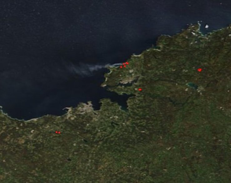 Imaxe de satélite na que se apreza o fume dos incendios na zona de Narón 